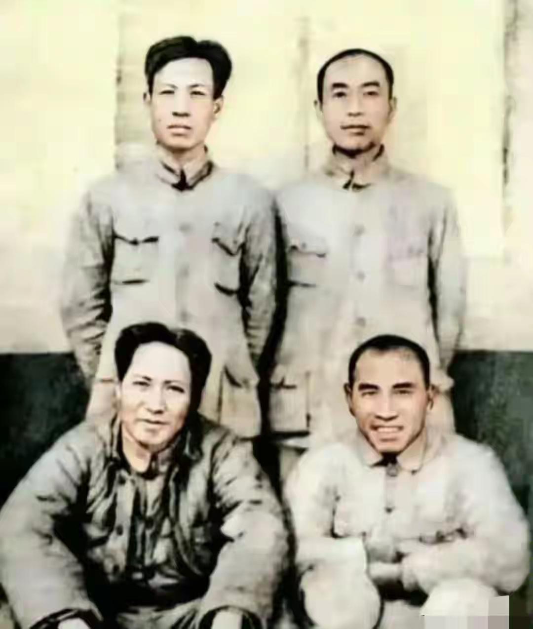 帧中群彦，共把苍生念。
毛朱稳坐擎天剑，刘周相辅谋安。
昔年风雨同舟，今朝盛世长