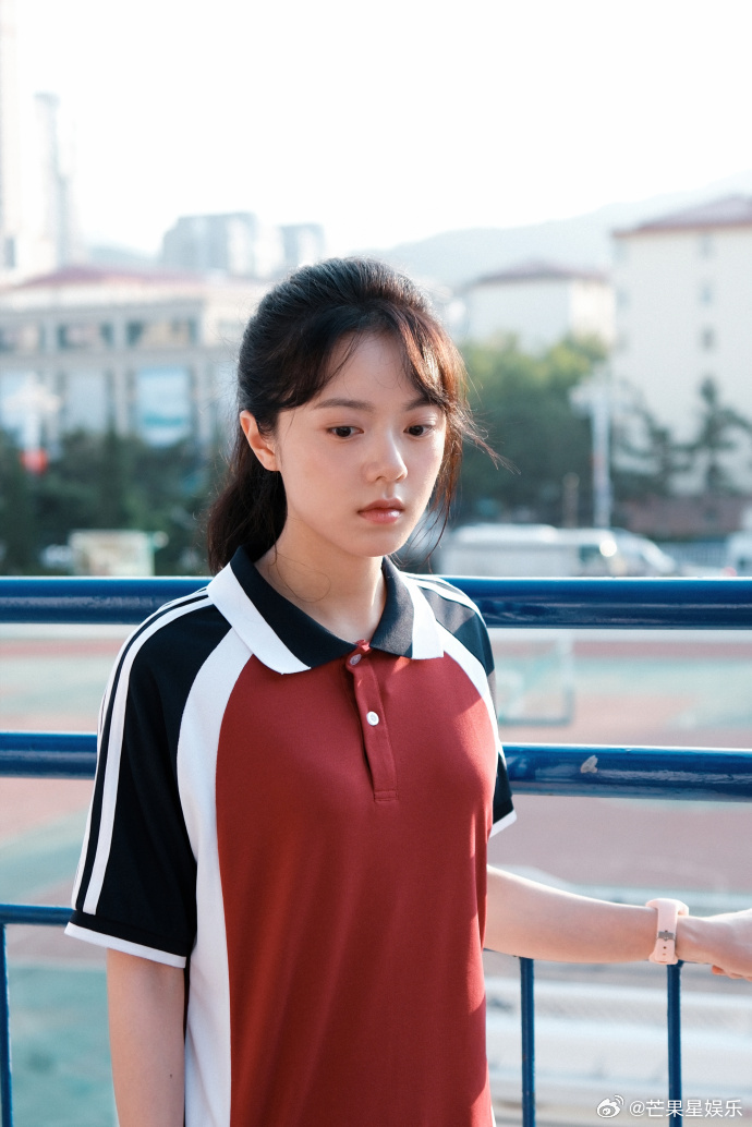 赵今麦新剧中式校服造型 赵今麦新剧《樱桃琥珀》中式校服造型 真的是给大家带来了一