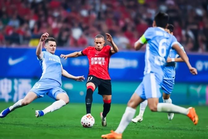 2：1、3：1，中超悲喜夜，山东双雄双双取胜，积分榜更新，成都蓉城一骑绝尘。
中