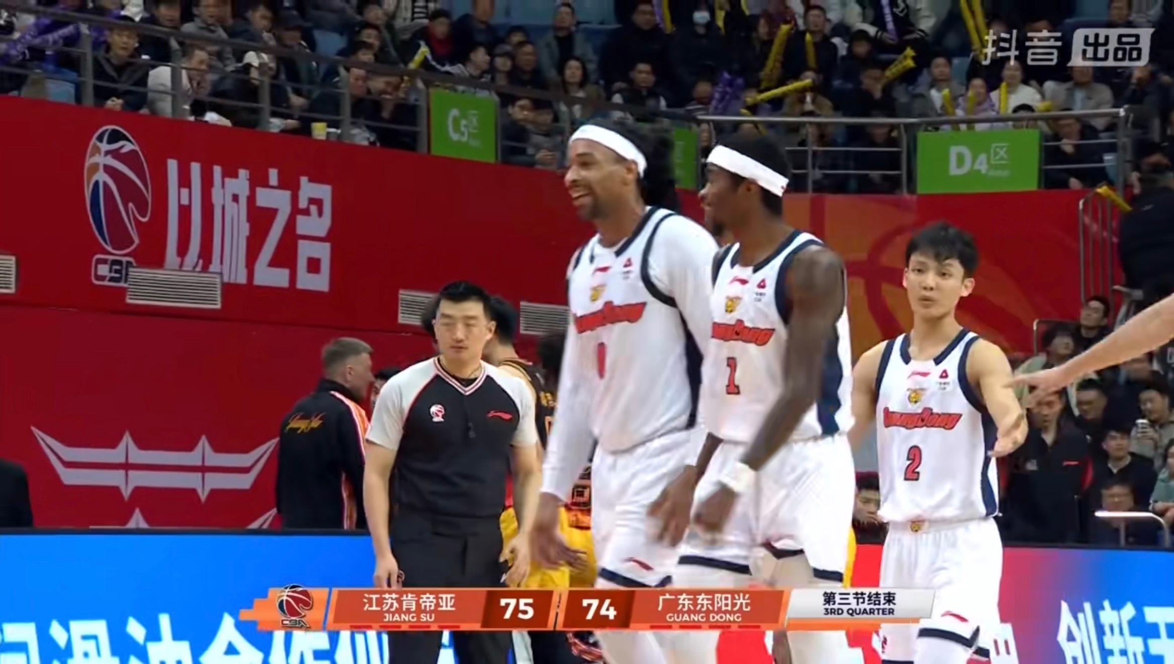 广东队第三节利用双萨组合连续冲击篮筐，几乎将分差磨平，他们是明显有阵容厚度的优势