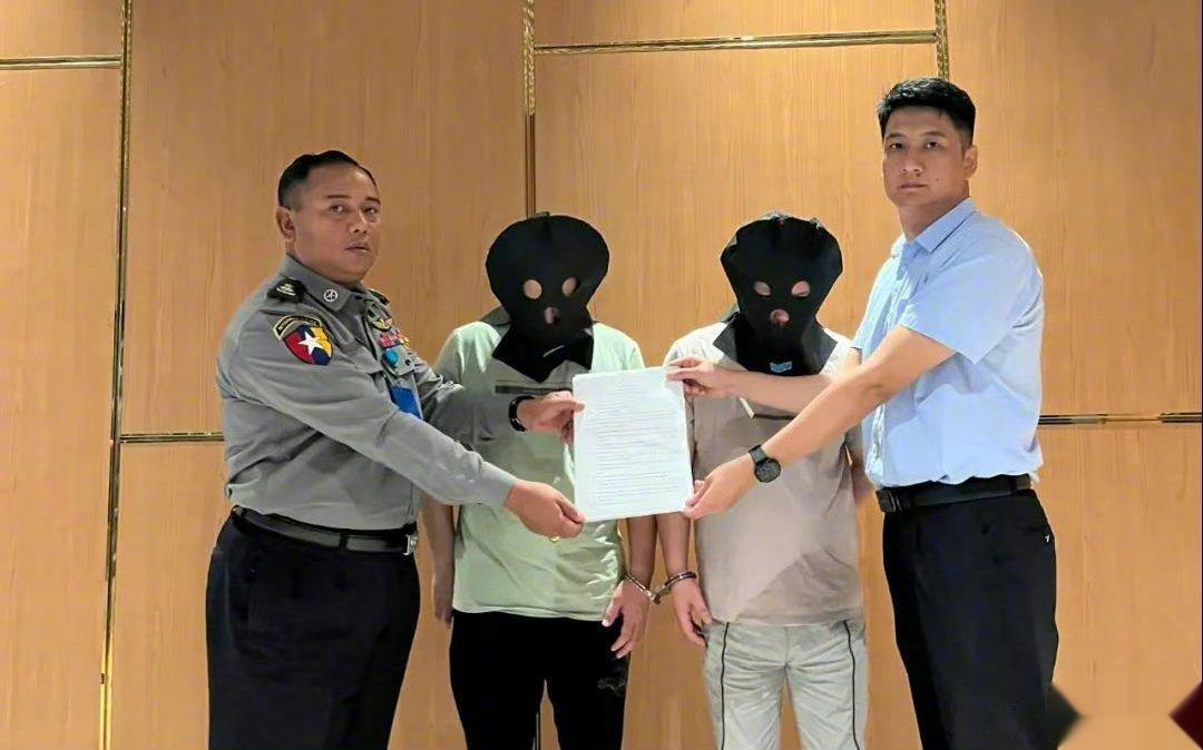 #2名在缅电诈犯罪嫌疑人被押解回国#这种人就没有必要给他们戴头套了，应该让大家好