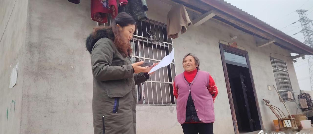 【铜梁石鱼：网格员化身 “宣传员” 走村入户送平安】 近来，铜梁区石鱼镇的乡间小