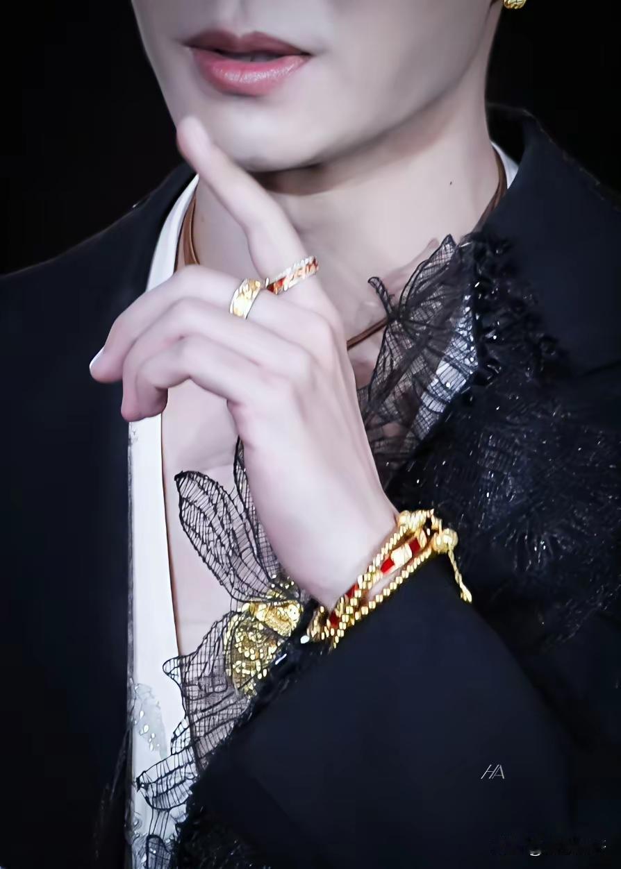 考考你们
这双手来自哪位男星的手呢？
手指白皙修长
一看就是位帅到极致的人[奸笑