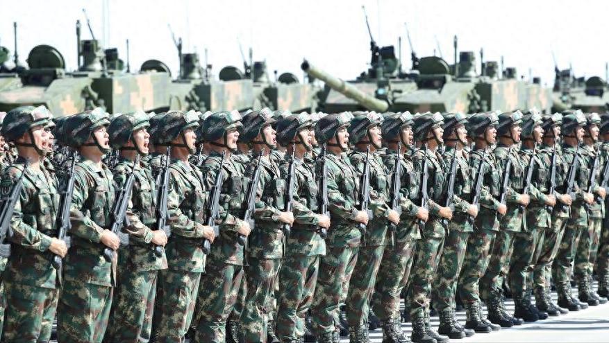 中国现在的兵力能否挡住美国？别说是挡住了，就是把美国打回原始社会，那也是轻轻松松
