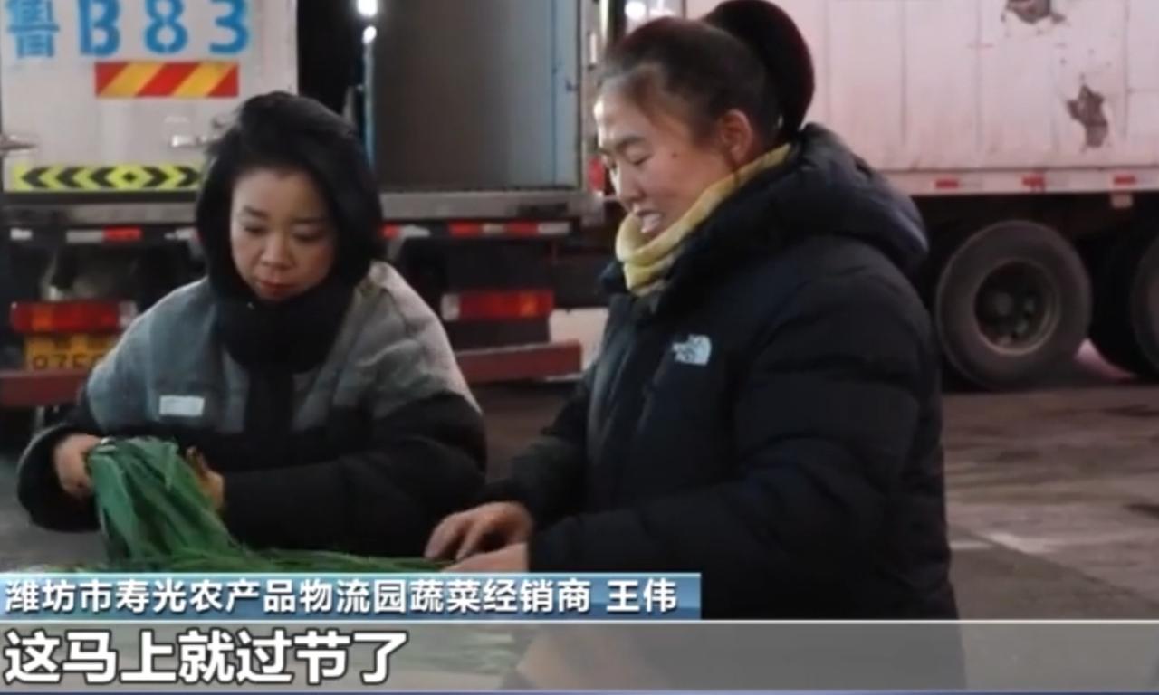 元旦假期临近，2026马年的节日氛围已在消费市场拉满。潍坊寿光农产品物流园里，经