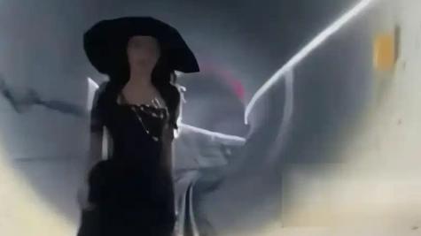 深夜的隧道，本该寂静无声，却因一人之行掀起波澜。12月23日，深圳一名女子为拍“