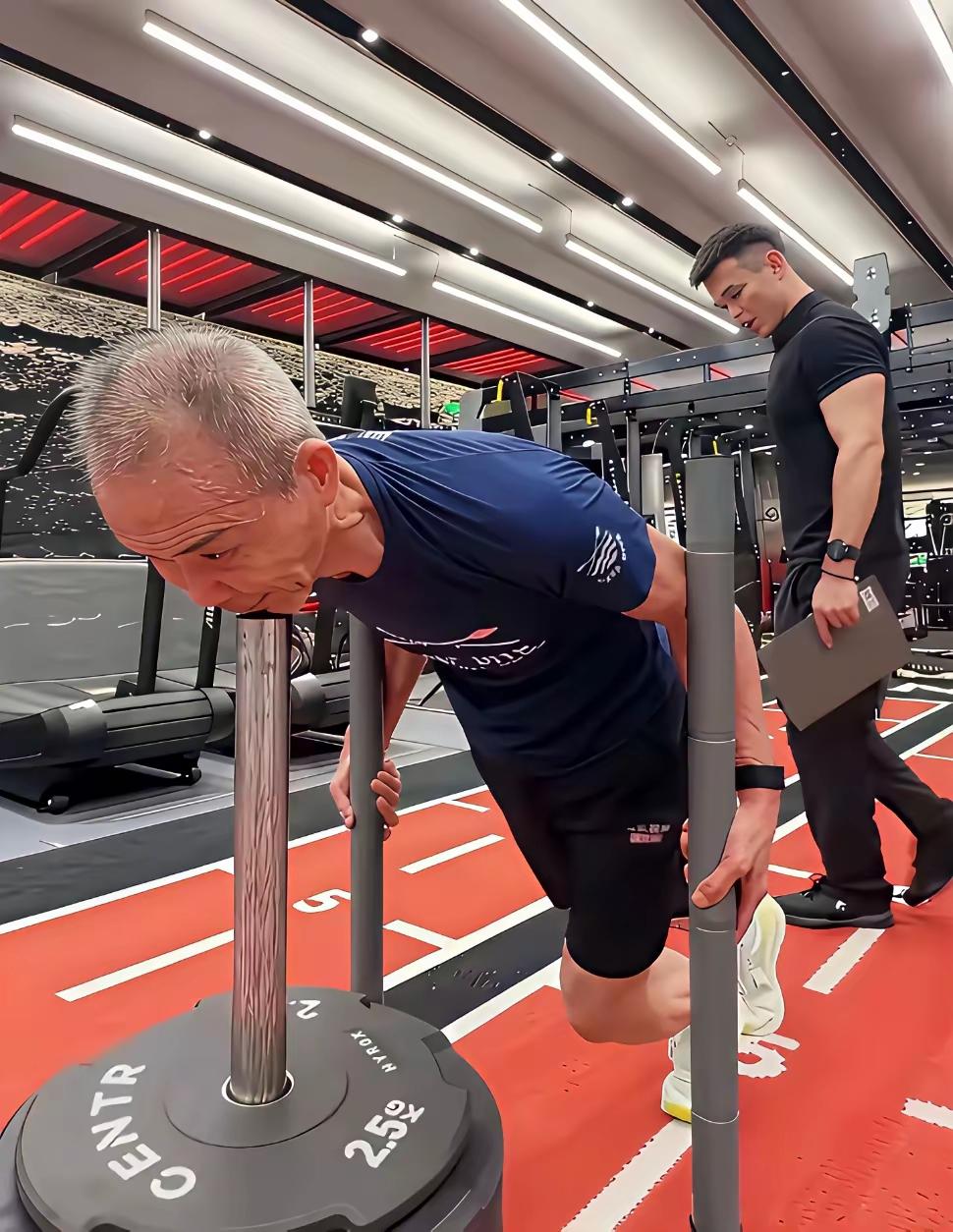 王石锻炼用力太猛了！

其实我挺担心王石的，这个担心不是媒体曝光他被抓，而是担心