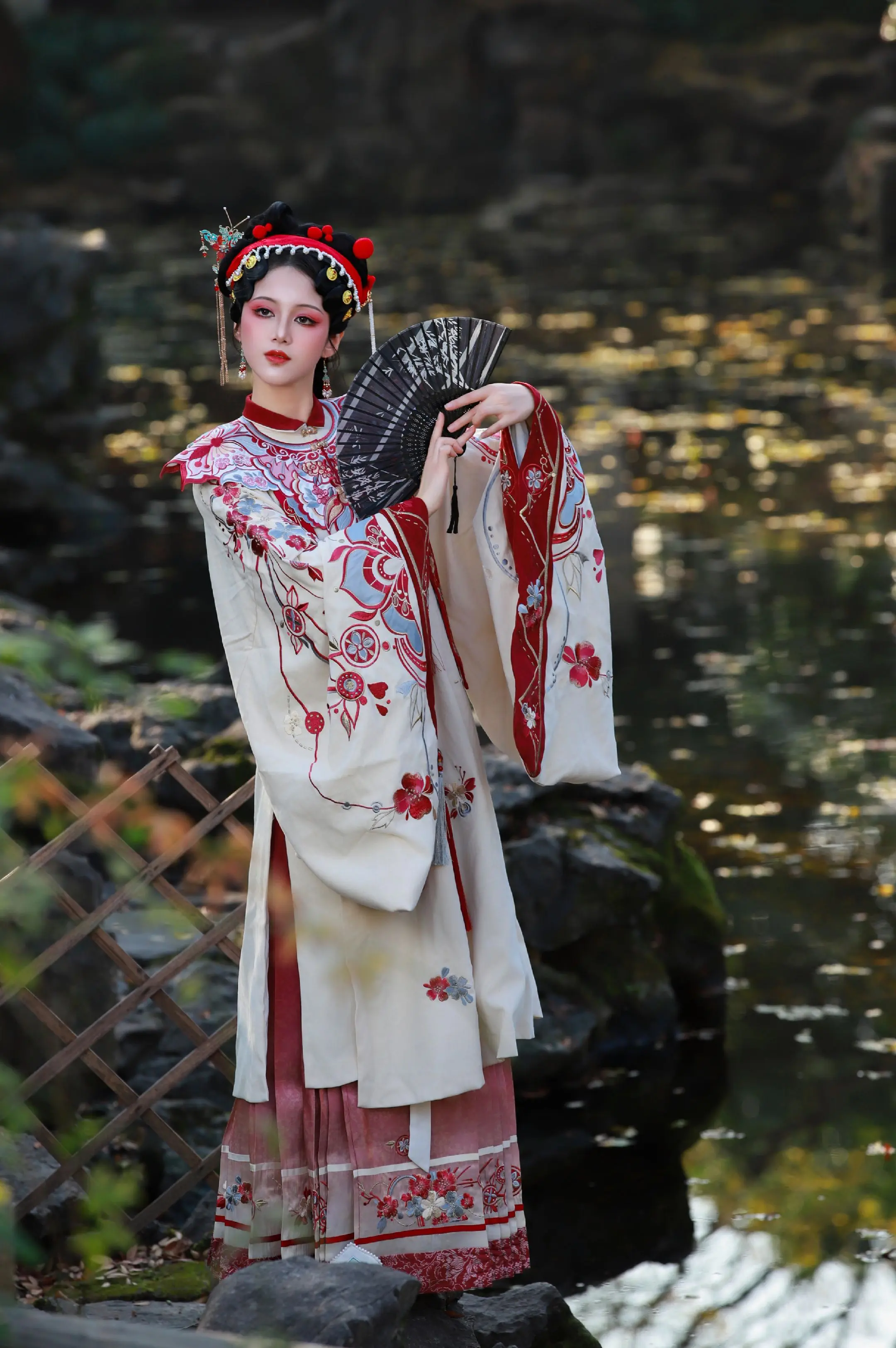 风停在衣褶里，光落在指尖上。