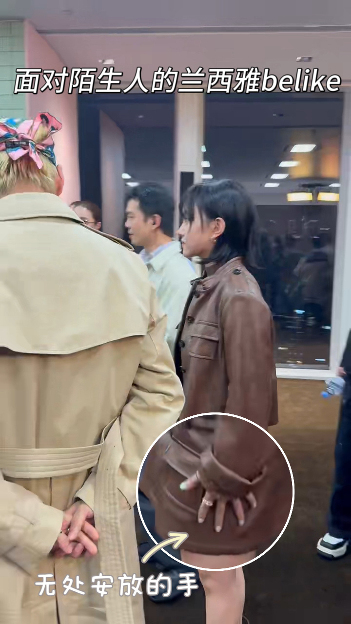 兰西雅这一幕好像萧亚轩兰西雅前一秒够劲后一秒拘谨 兰西雅这反差萌绝了！前一秒走路