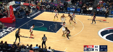 又来一个！今天篮板球被杨翰森抢爆了！
在今天NBA常规赛开拓者对阵奇才的第三节比