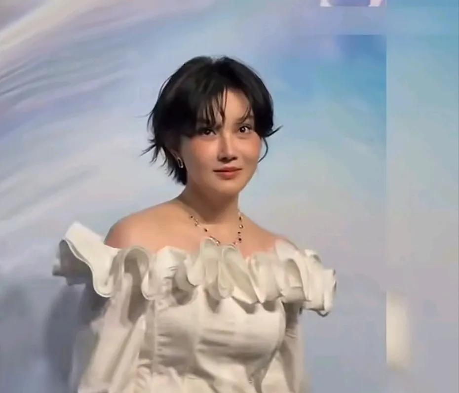 天呐，这不是一个人吧，

看不出一点原来的样子，

她曾经说公开曾认自己削骨十几