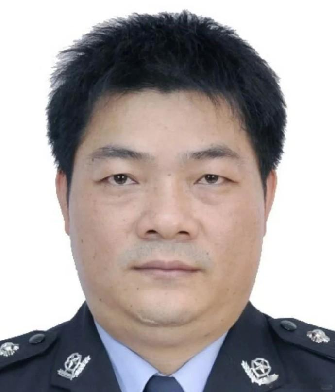 点赞！向缉毒英雄刘天华致敬！他年仅39岁，因连续加班审讯疑犯、守候伏击，工作过度