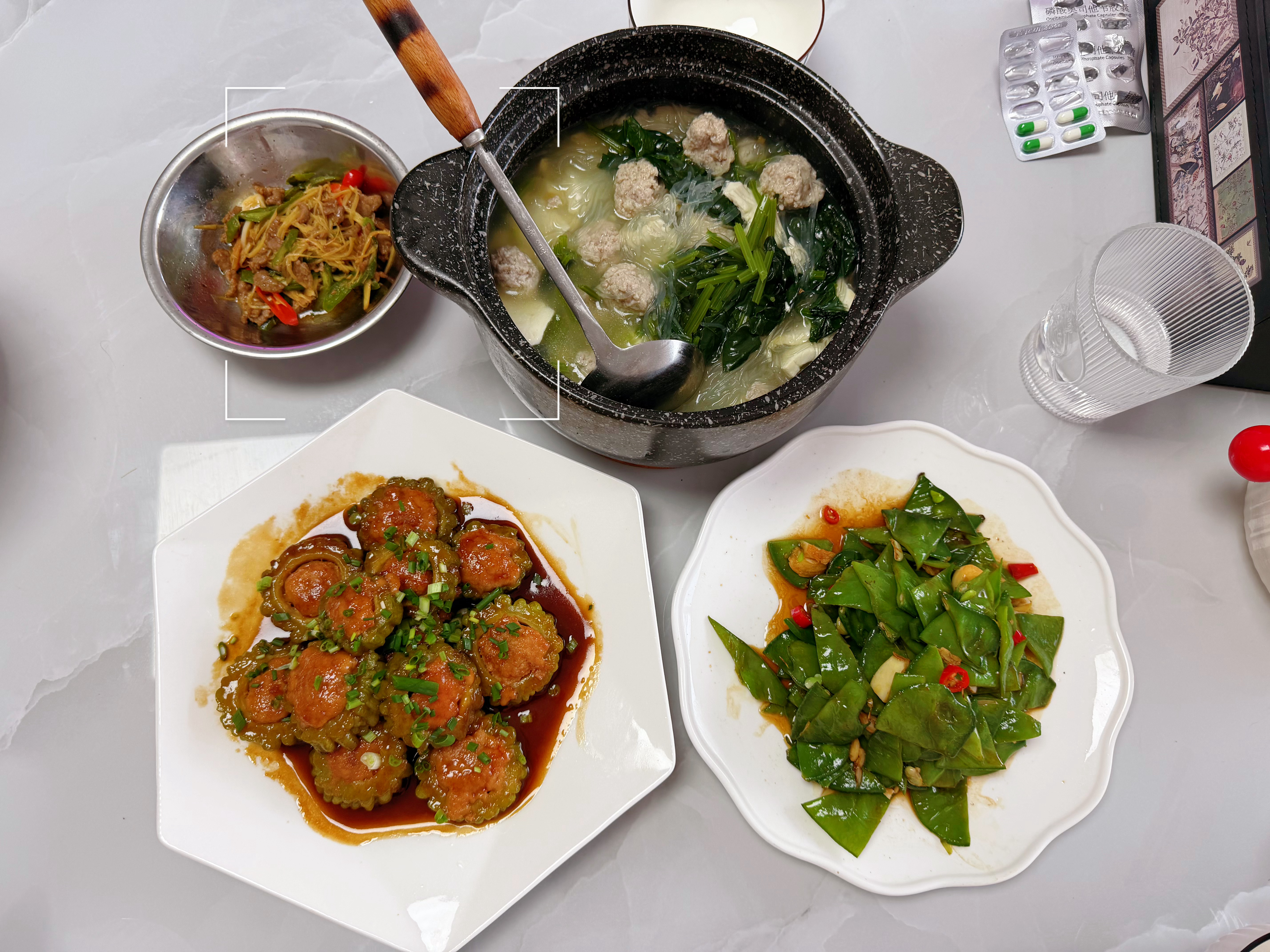 吃饭了今晚吃的是：苦瓜酿肉，炒扁豆➕菠菜豆腐肉丸子粉丝汤还有昨天剩的牛肉 ​​​