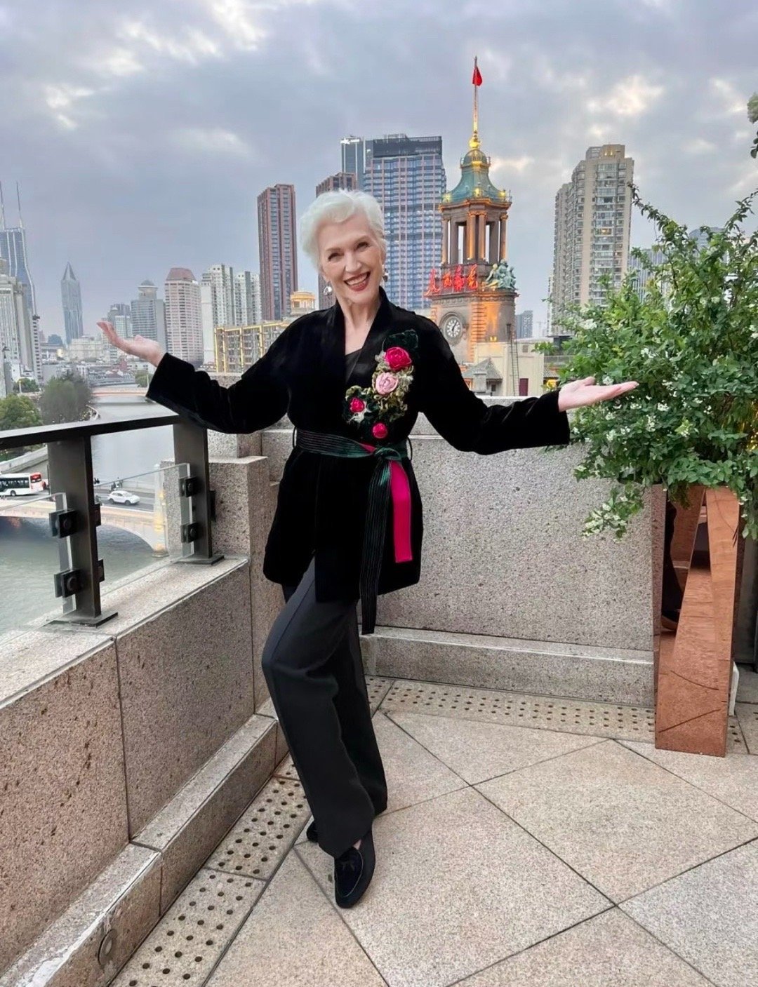 马斯克妈妈沉浸式体验中国年77岁梅耶马斯克玩转中国年仪式感 梅耶马斯克解锁中国年