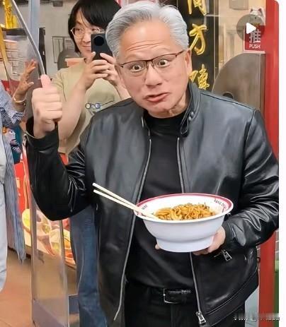 老黄这操作绝对是高人指点，不如说自己就高人！去一个网红小吃集中的景点，必然是看中