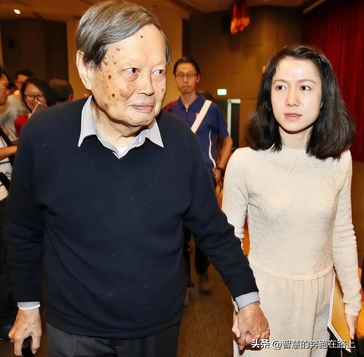 居然有人说翁帆在做保姆。服了…

科学院院士，红卡干保。就拿我住的房子来说，老干