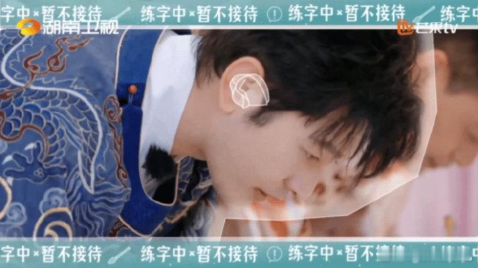 黄晓明通过练字，书写着自己的故事与情怀。他的每一个字都充满生命力和感染力，让人在