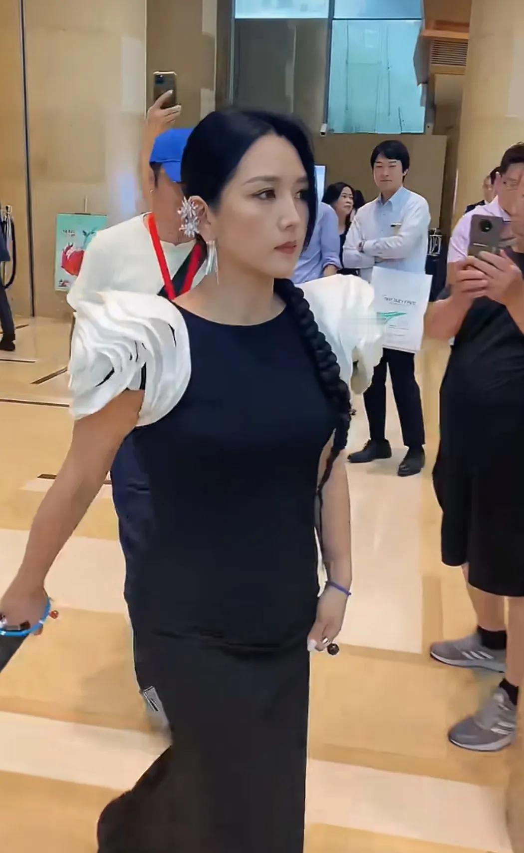 何洁最新活动
本人外貌还可以的
就是气质好凶
随时要吵架的端着的感觉
看着个子不