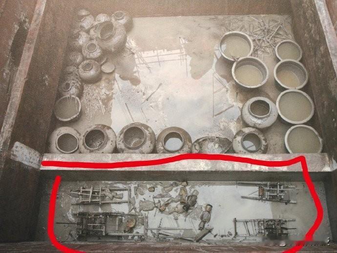 成都博物馆藏老官山汉墓出土织机模型。已经根据这四个模型制作出了实机，并且试织成功