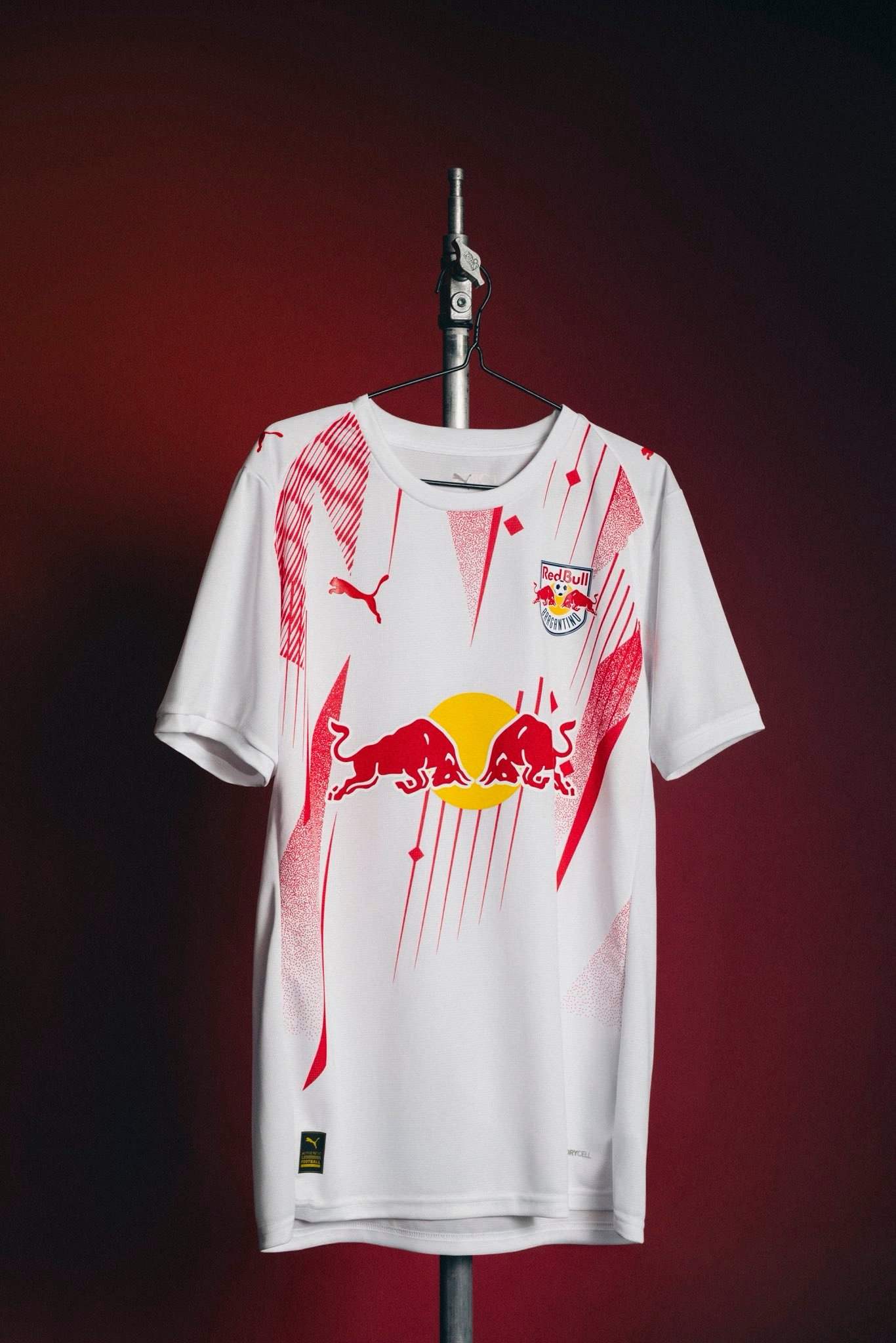 布拉甘蒂诺红牛发布26-27赛季主场球衣。贤聊球衣 球衣资讯 彪马