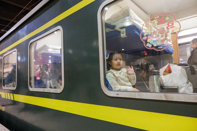 2月2日凌晨，2026年铁路春运正式拉开帷幕。北京西站北二层大厅灯火通明，红色生