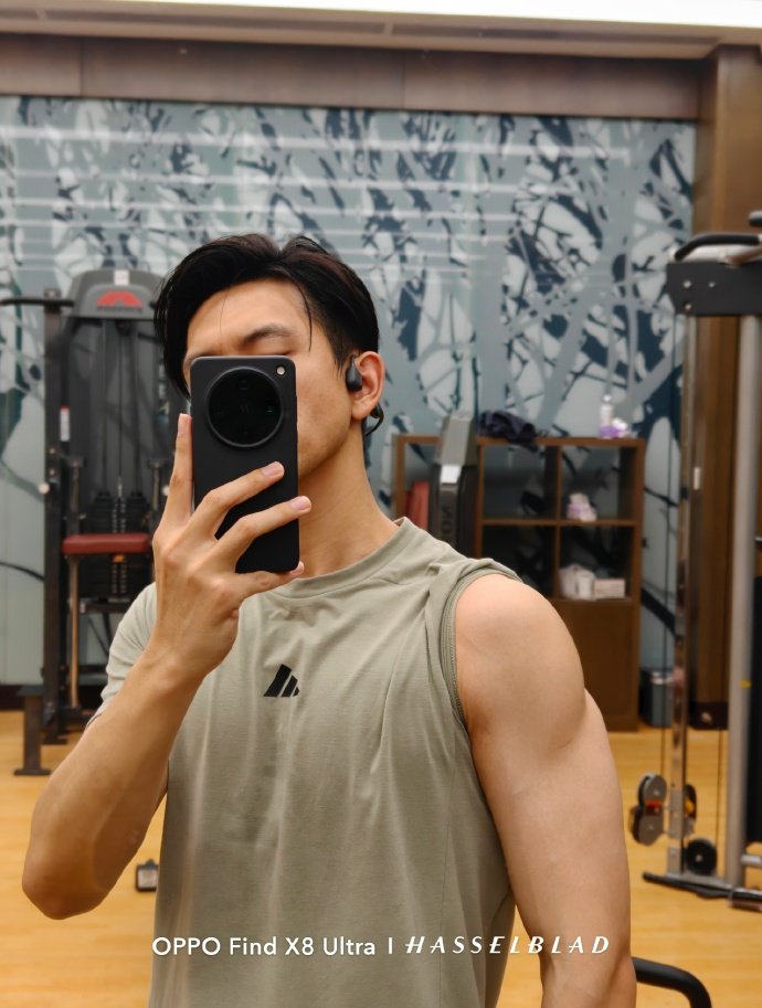 李现胡茬版 李现秀肌肉线条 李现秀肌肉线条，谁懂这个李现胡茬版的熟感啊，就这个满