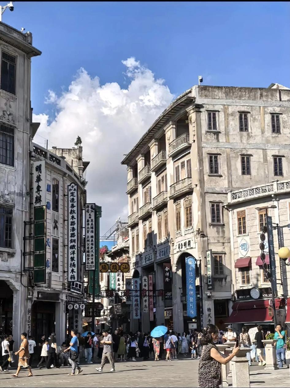 这是汕头小公园骑楼街区
 
这里的建筑是骑楼风格，融合了南洋、欧式等多种建筑元素