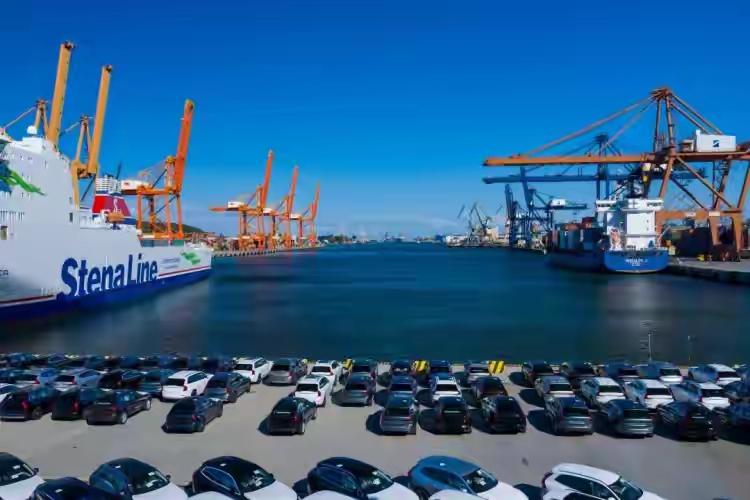 比亚迪雄心勃勃，扩大海外投资，目的有三：
1、是占有海外市场

2、减少中间环节