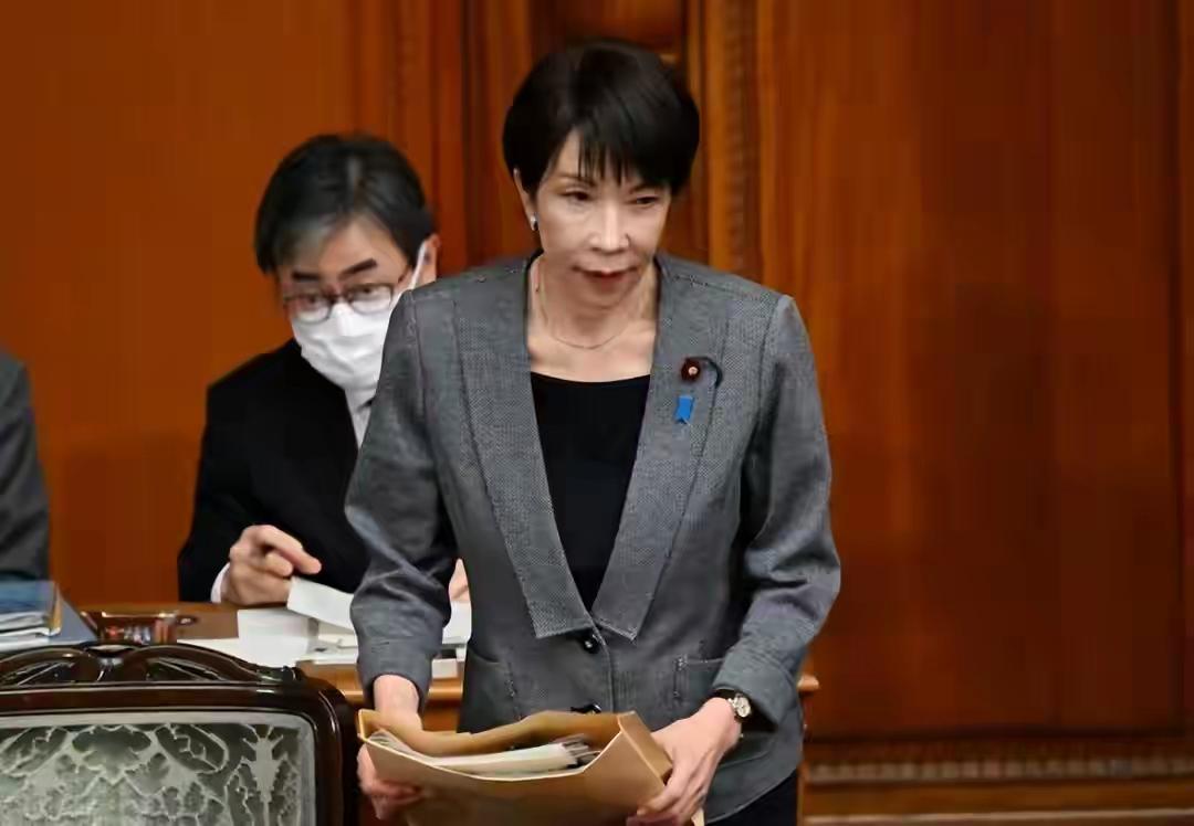 高市早苗认怂了吗？先别急着下定论，这种模糊表态过不了关！日前，在日本参议院最新的