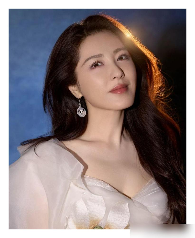 被喊“最穷影帝”的富大龙，感情史堪称体面天花板！
 
早年拍《归途如虹》和曾黎因