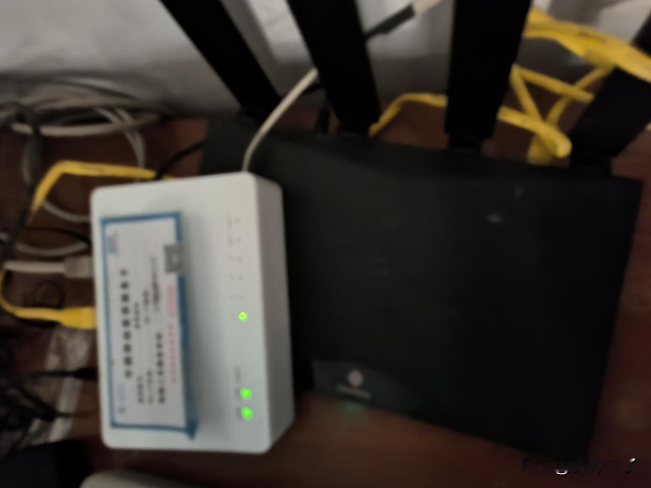 跟管我们这片的移动业务员打电话，说，我家WiFi原在一楼， 三楼没有信号，网络用