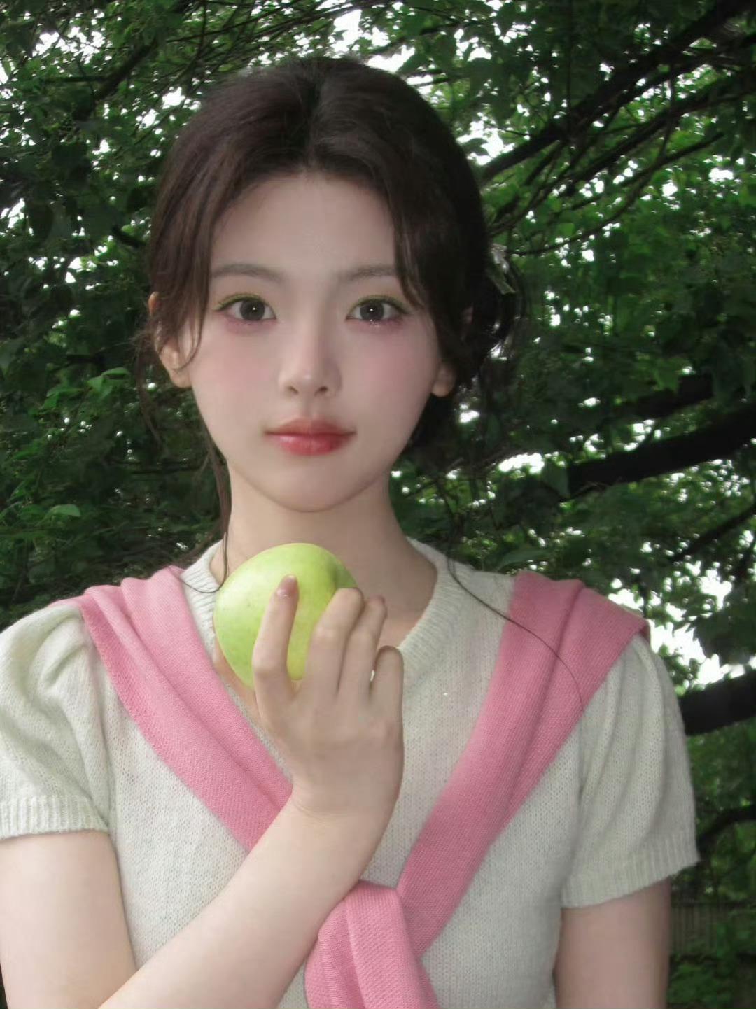 杨超越森系写真，好漂亮的一张脸 ​​​