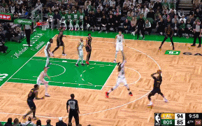 詹姆斯浓眉“起立”喝彩！八村垒轰进三分帮助湖人97-85领先12分
北京时间2月