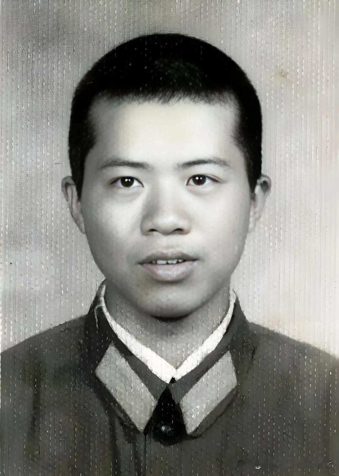 1984年，老山战场，21岁的战士刘家富不幸中枪，跌倒在坑，此时，坑外有4名越军