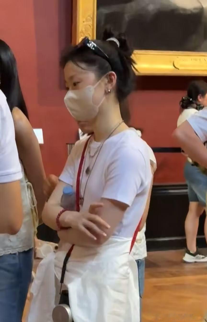 卢浮宫偶遇单依纯网友卢浮宫偶遇单依纯！网友卢浮宫偶遇单依纯