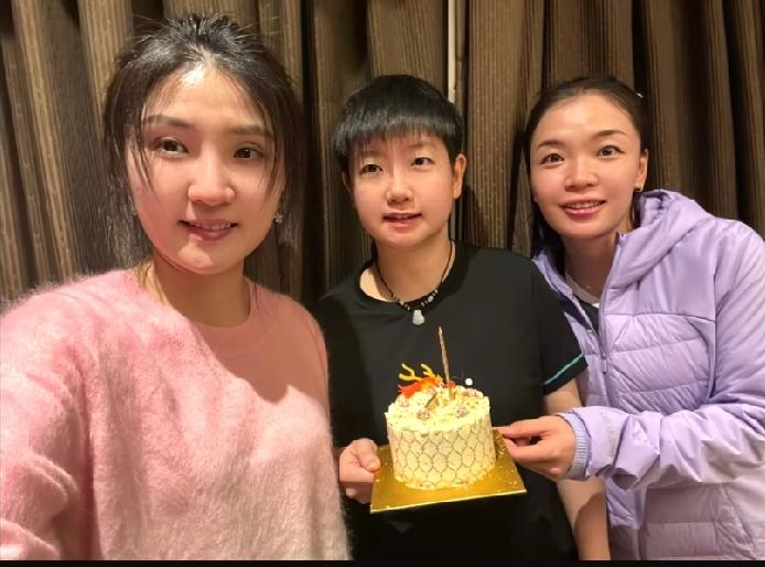 刷到24年清晨给莎莎过生日的视频，果然有趣的灵魂万里挑一，外面的生日过得热火朝天