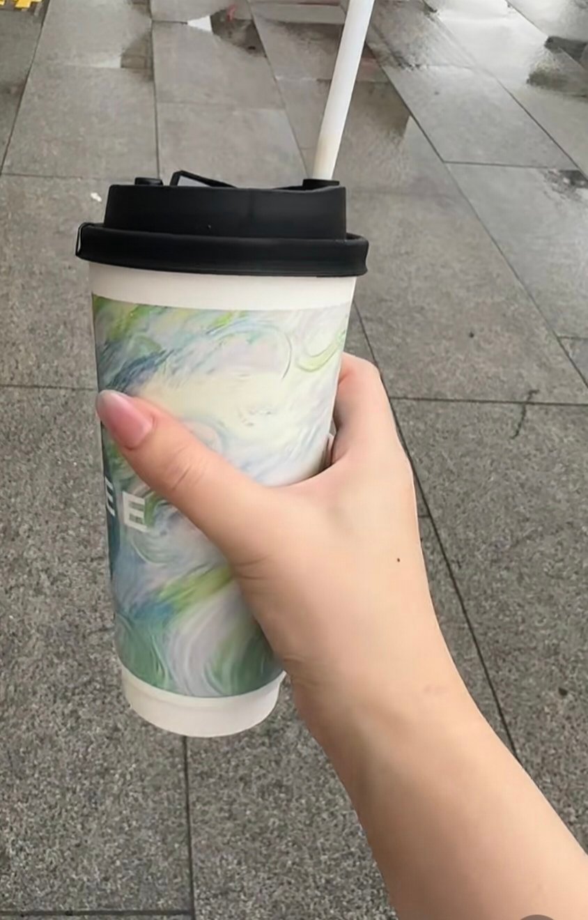 霸王茶姬[超话]霸王茶姬 八月再见，九月你好，愿秋风有信，不负情深，不负韶华，你