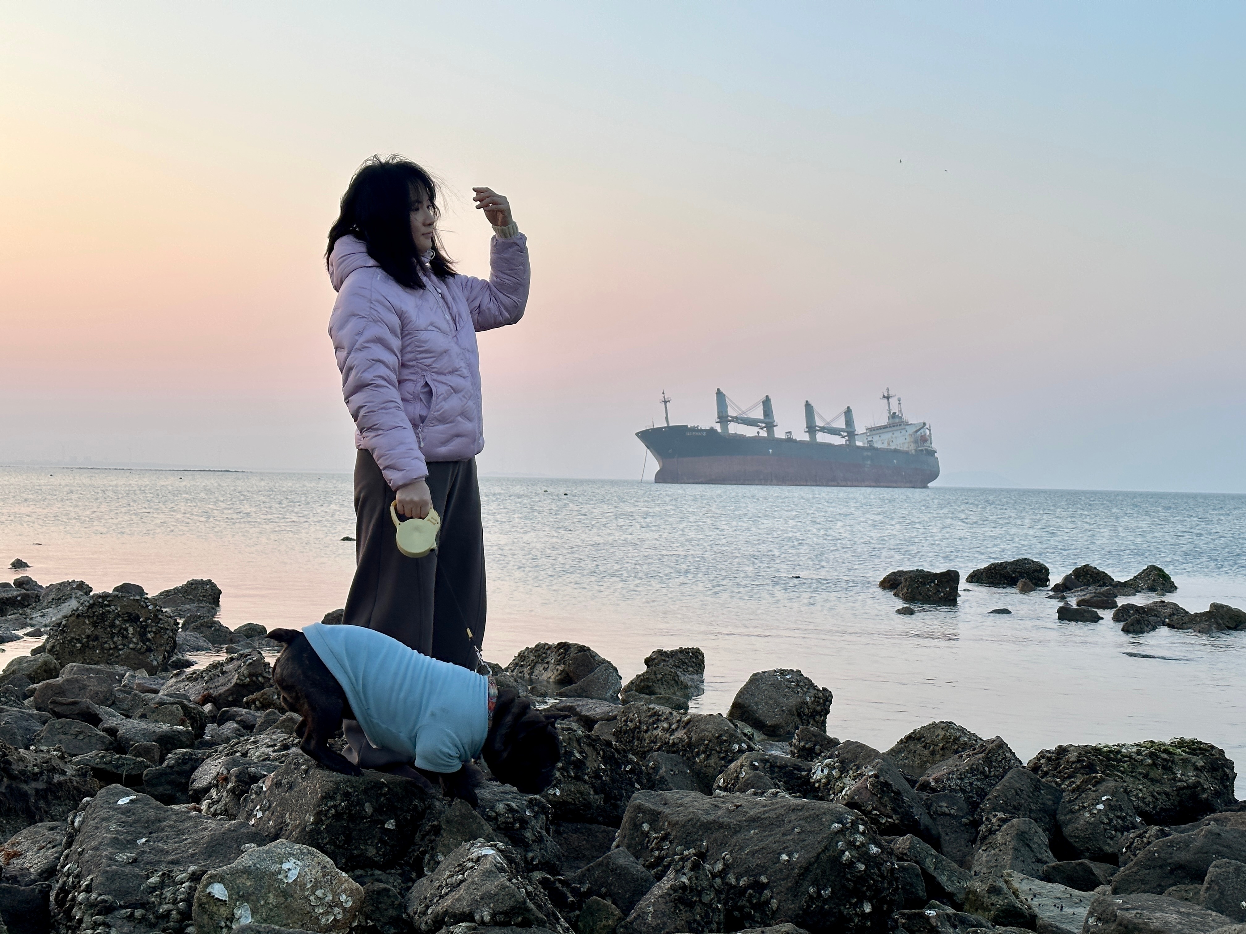 就这么个小破船，太多人了… 堵的要命，停远一点又走断腿。其实这种船在海边的景，另