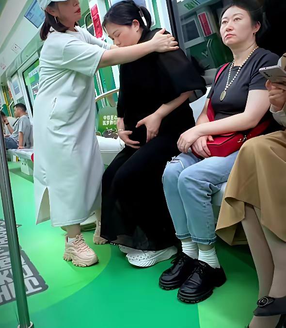 今早坐公交，后排突然传来动静——一位孕妈咪惊呼着说自己破水了！
​​瞬间全车人都