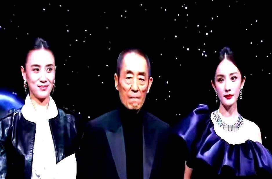 张艺谋一个动作，比任何发言都直白。
现场，他直接把身旁的杨幂拨开。
然后，对着赵