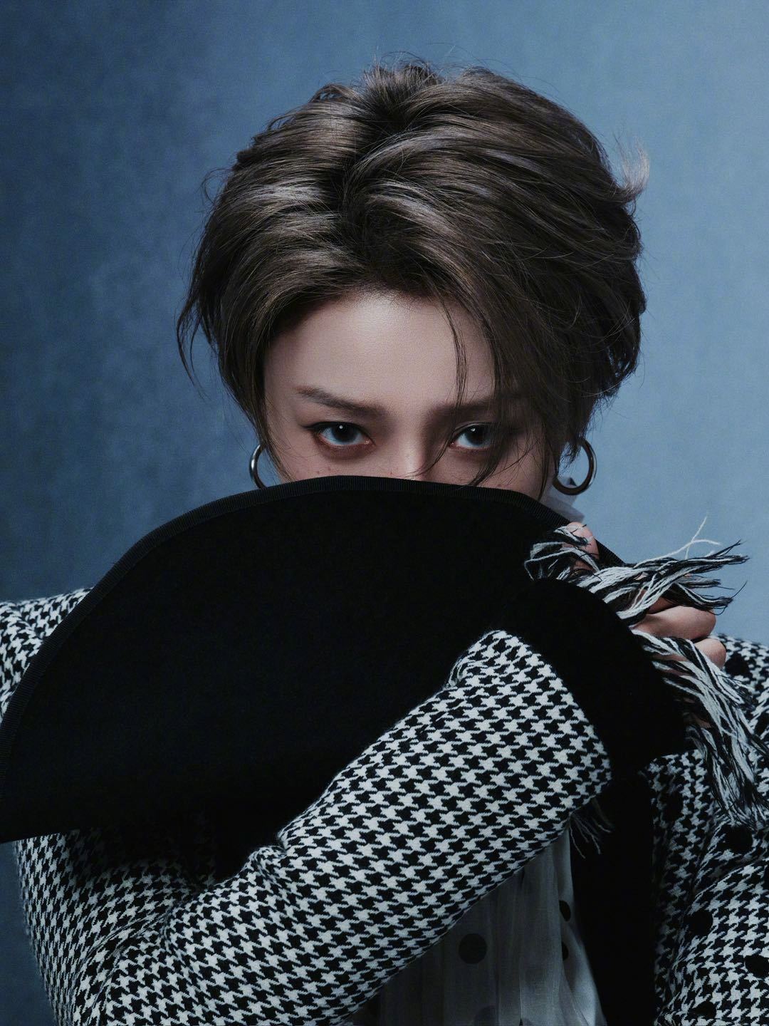 刘雨昕头顶了个扇子 今晚参加爱奇艺尖叫之夜的造型美学好像自带叙事感！扇子形态礼帽