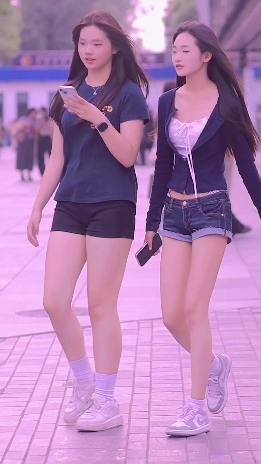 夏日辣妹出街，这条热裤绝了～👖热辣穿搭谁不爱？夏天就该穿这种修身热裤，悄悄拉长