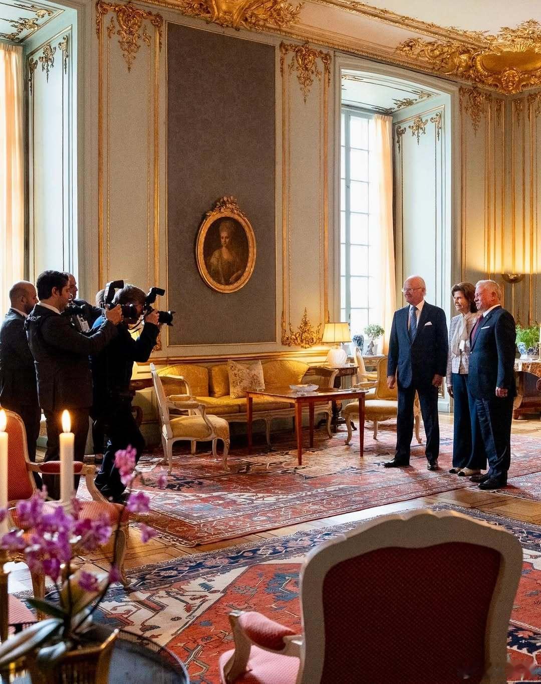 瑞典王室 🇸🇪约旦王室 🇯🇴10月7日，卡尔十六世·古斯塔夫国王和西尔维
