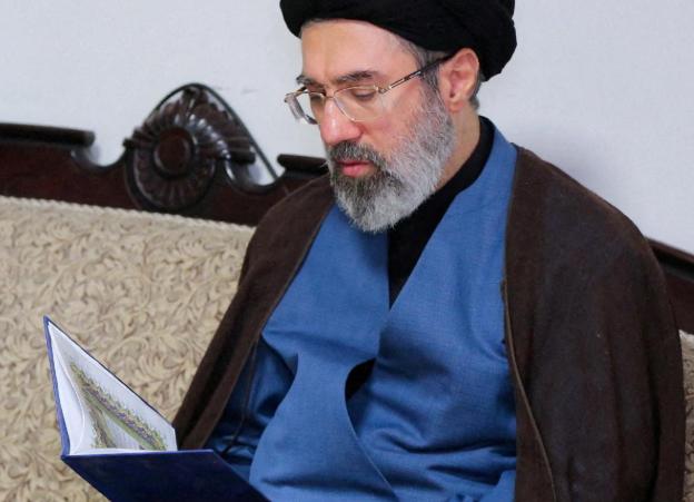 美国一直有个惯用施压招数：锁定对手国家核心掌权人，靠定点清除、精准打压搞垮对方中