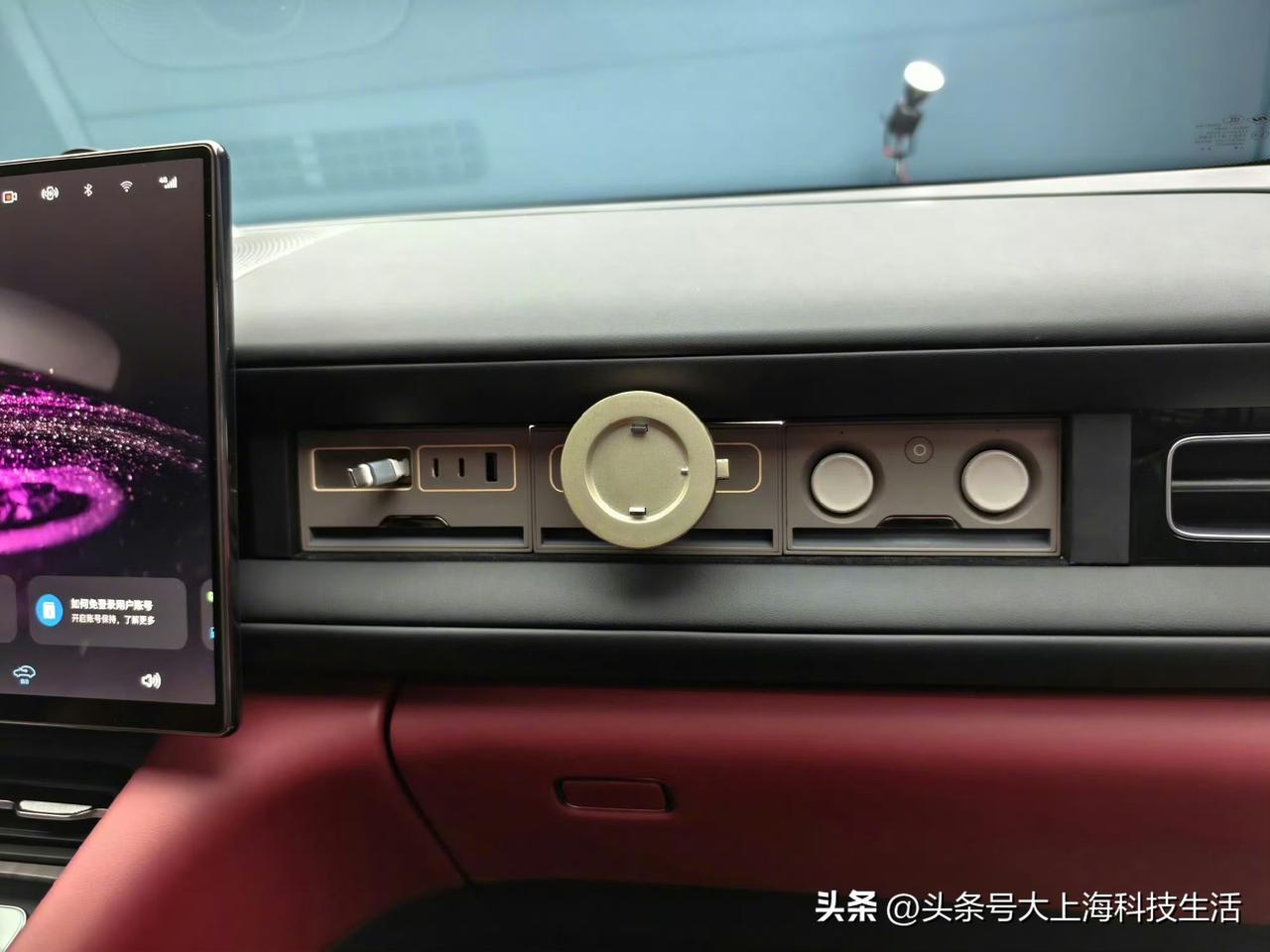 最近看了问界M6，它没跟风弄副驾屏，而是搞了个叫“灵感橱窗”的扩展坞，有趣。

