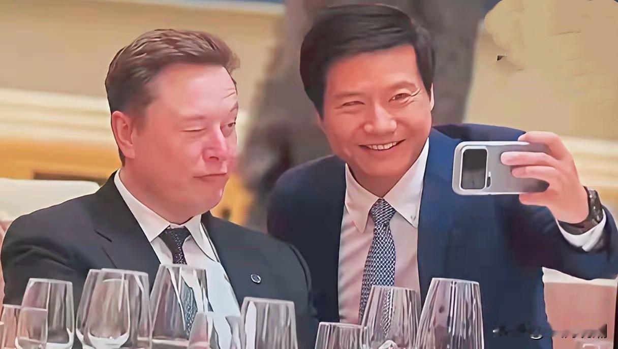 你们都理解错了，雷总不是去追星，而是去为小米手机打广告…

雷总的敬业精神确实没