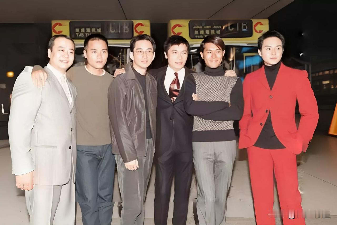 认得全吗？都是90年代，TVB当红男星哦！
要说这里面谁最显眼，自然是穿一身红色