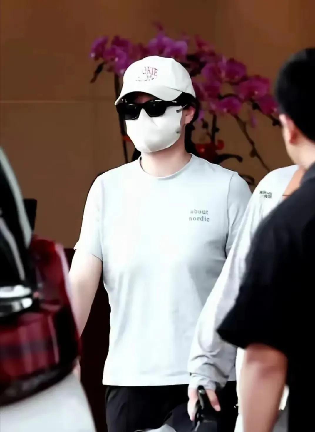 对于贾玲来说，这确实是一件好事。
网友最近在机场遇到“全副武装”的贾玲，相比往年