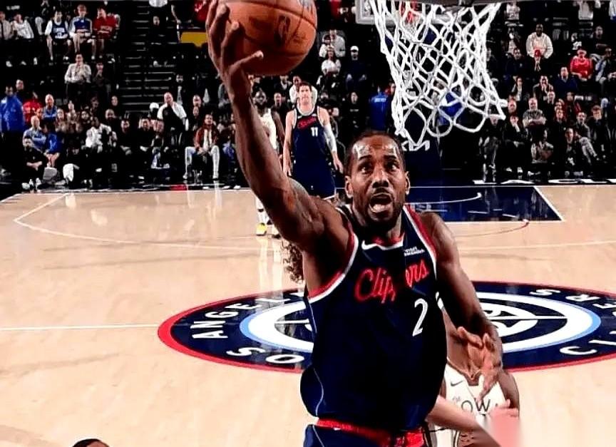 看这支球队的比赛，就像在看一部重播了无数遍的片子。
上半场，个个生龙活虎，领先个