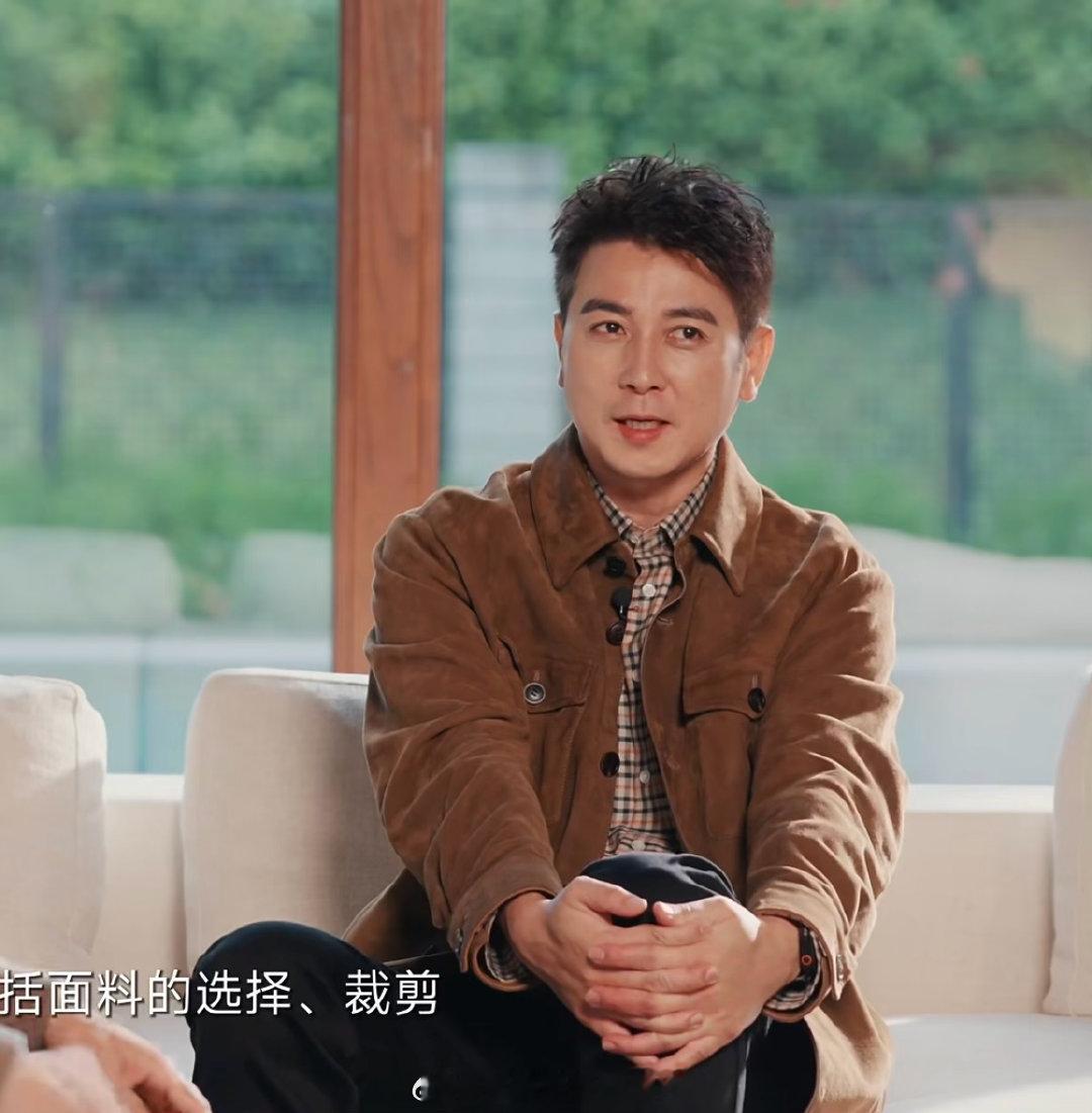 bjf的坐姿很七十年代的人[二哈][二哈][二哈][二哈] ​​​